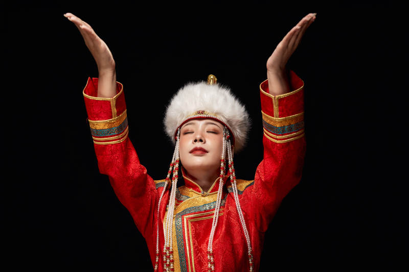 穿着蒙古族服饰的亚洲青年女性图片