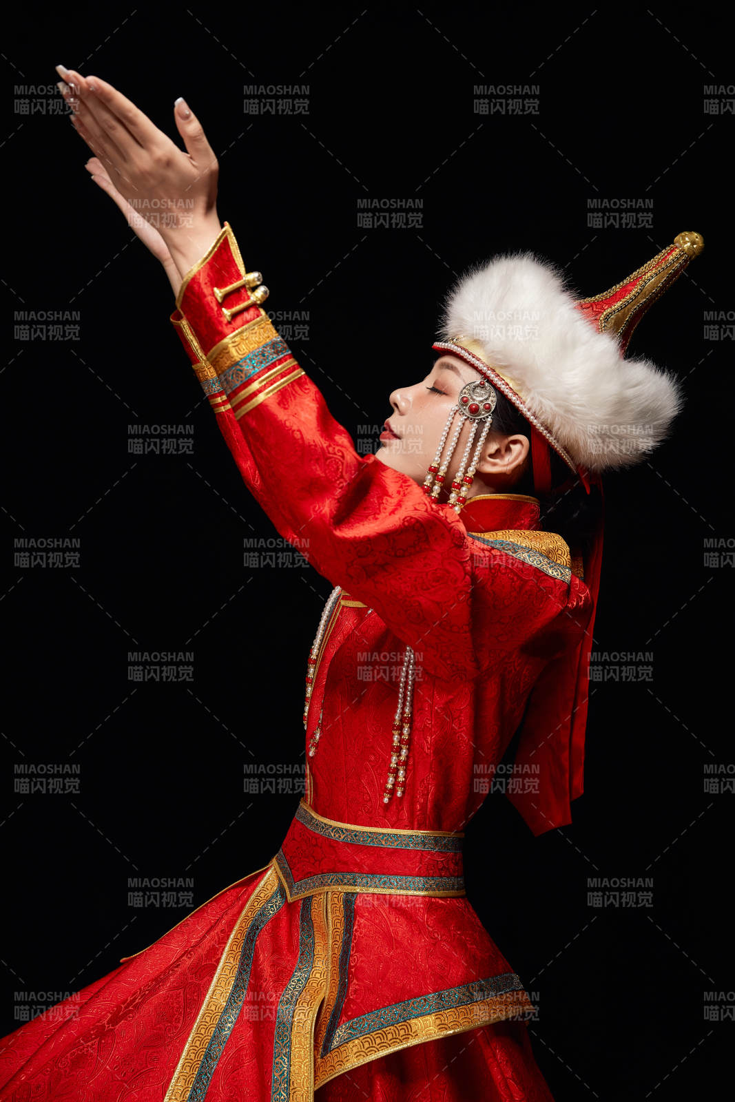 穿着蒙古族服饰的亚洲青年女性图片