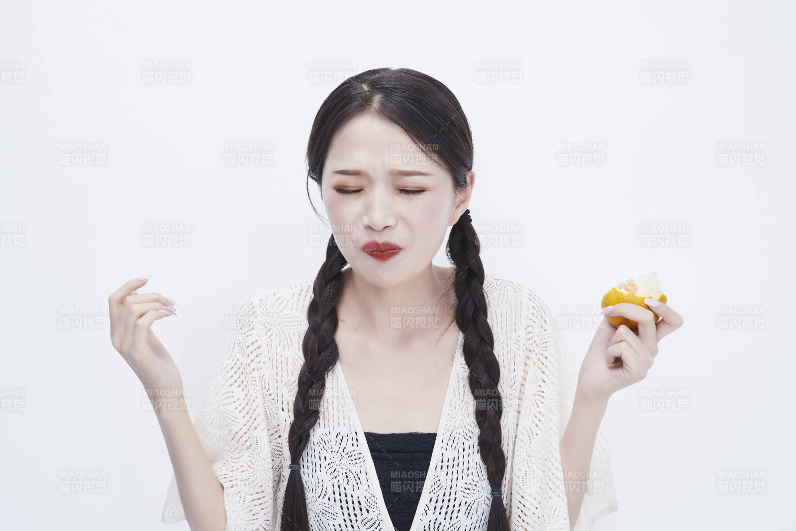 吃橙子被酸到的身穿镂空连衣裙可爱少女人像图片