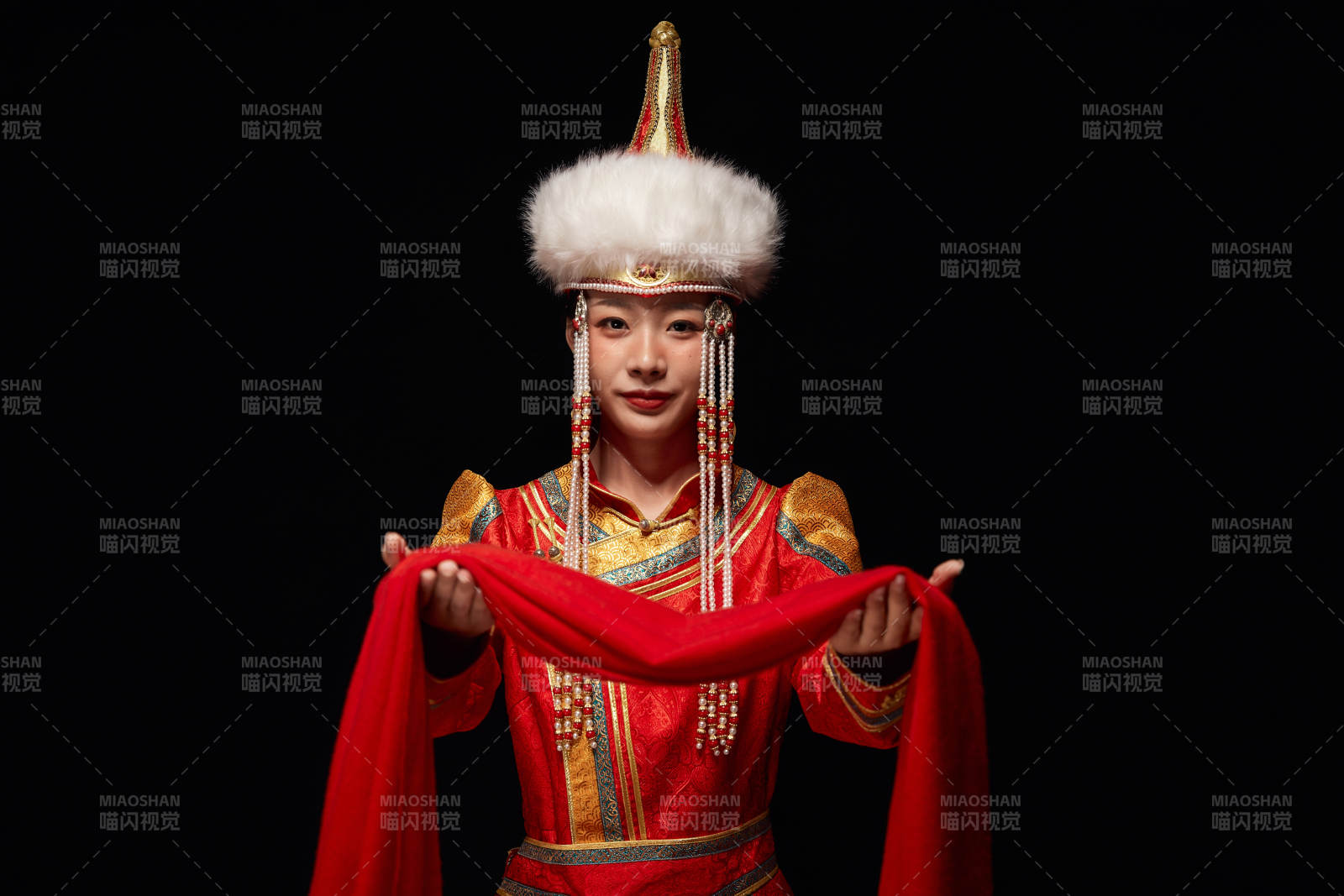 穿着蒙古族服饰的亚洲青年女性图片