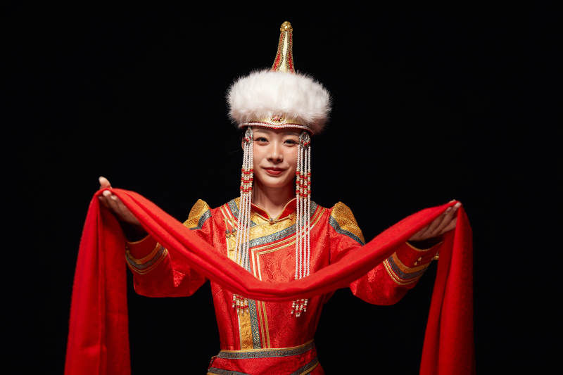 穿着蒙古族服饰的亚洲青年女性图片