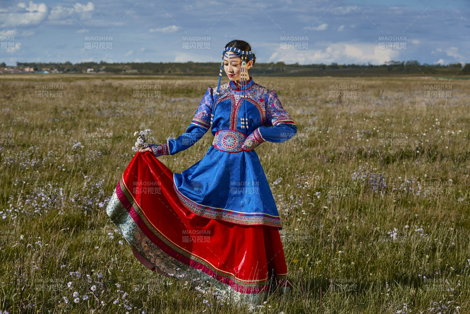 草原上身穿豪华蒙古族服饰的蒙族少女图片