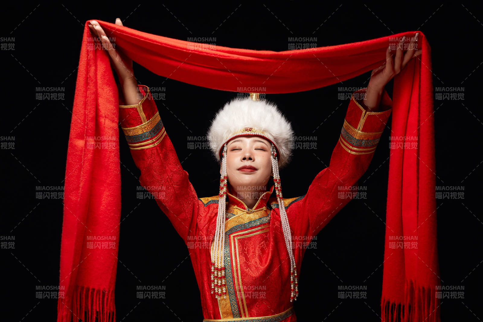 穿着蒙古族服饰的亚洲青年女性图片