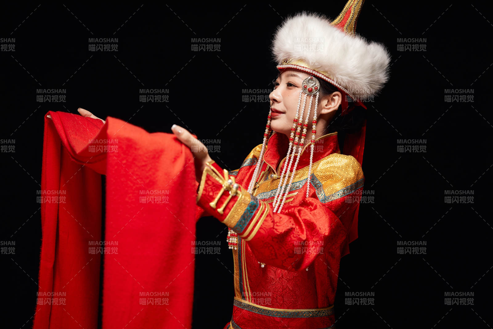 穿着蒙古族服饰的亚洲青年女性图片