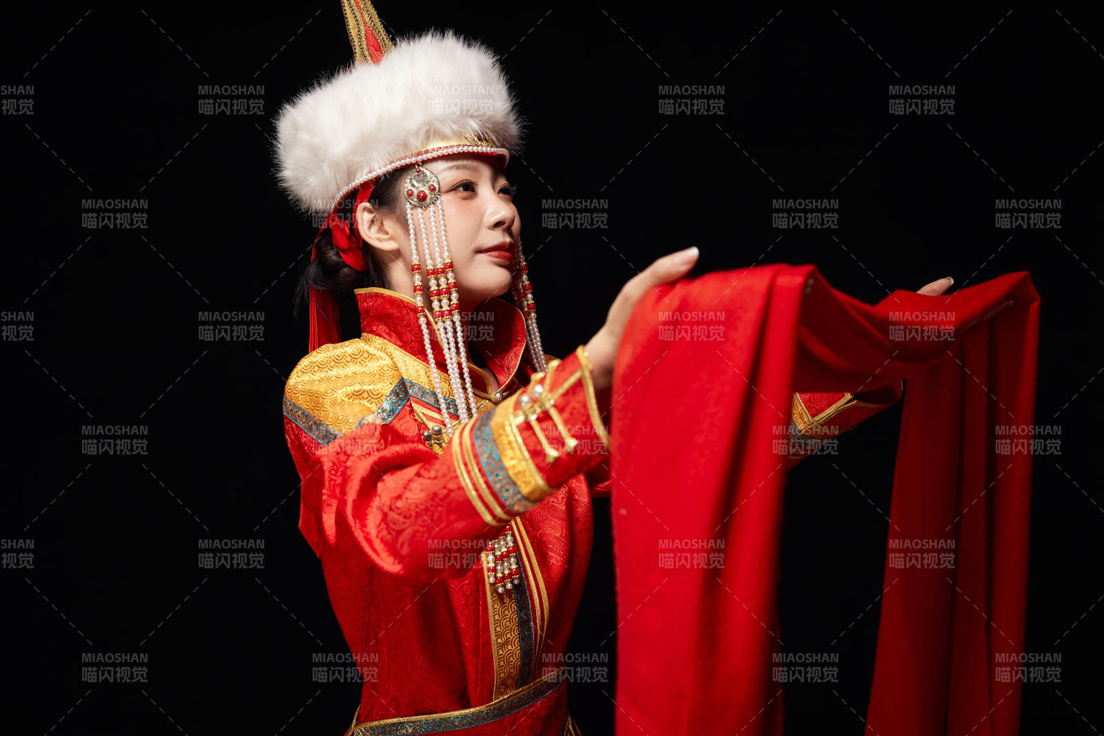 穿着蒙古族服饰的亚洲青年女性图片