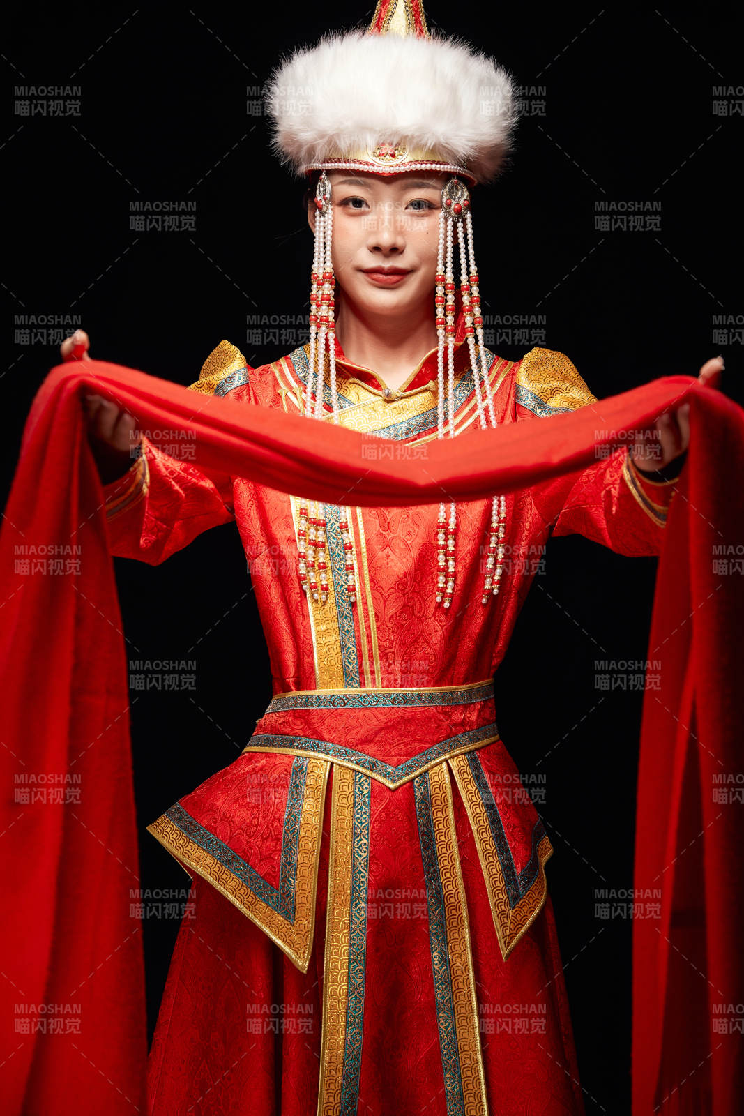 穿着蒙古族服饰的亚洲青年女性图片