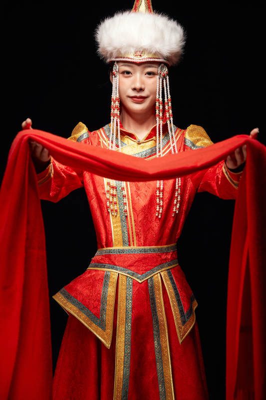 穿着蒙古族服饰的亚洲青年女性图片