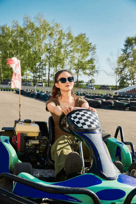在游乐场卡丁赛道上驾驶卡丁车的美女图片
