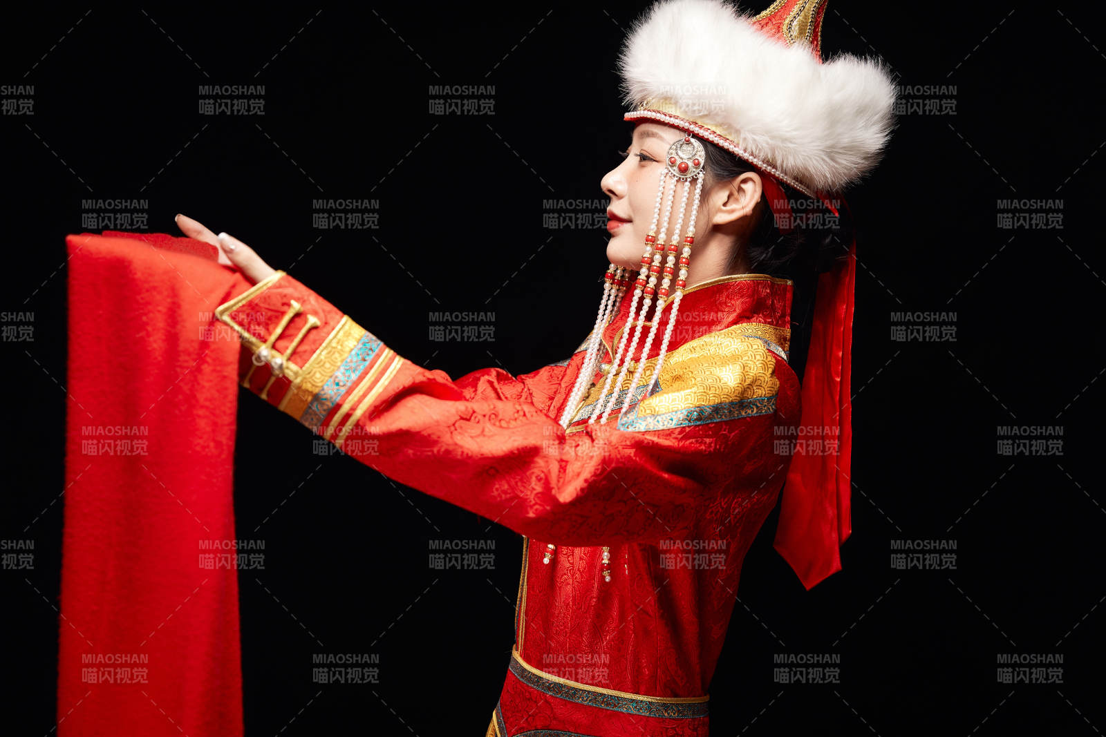 穿着蒙古族服饰的亚洲青年女性图片