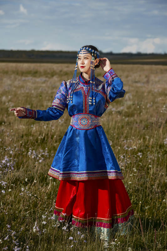 草原上身穿豪华蒙古族服饰的蒙族少女图片