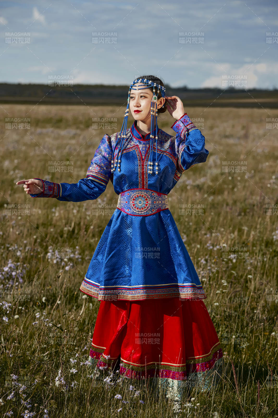 草原上身穿豪华蒙古族服饰的蒙族少女图片