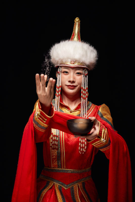 穿着蒙古族服饰的亚洲青年女性图片