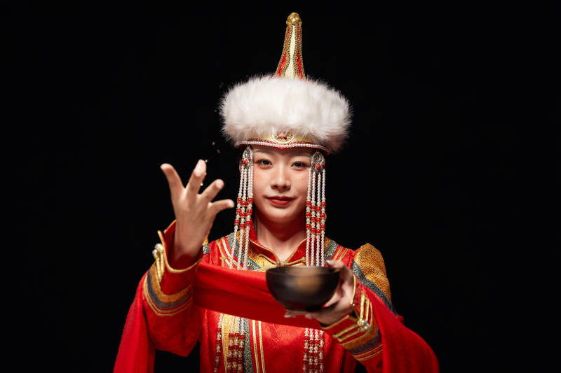 穿着蒙古族服饰的亚洲青年女性图片