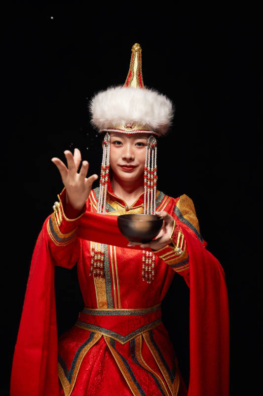 穿着蒙古族服饰的亚洲青年女性图片