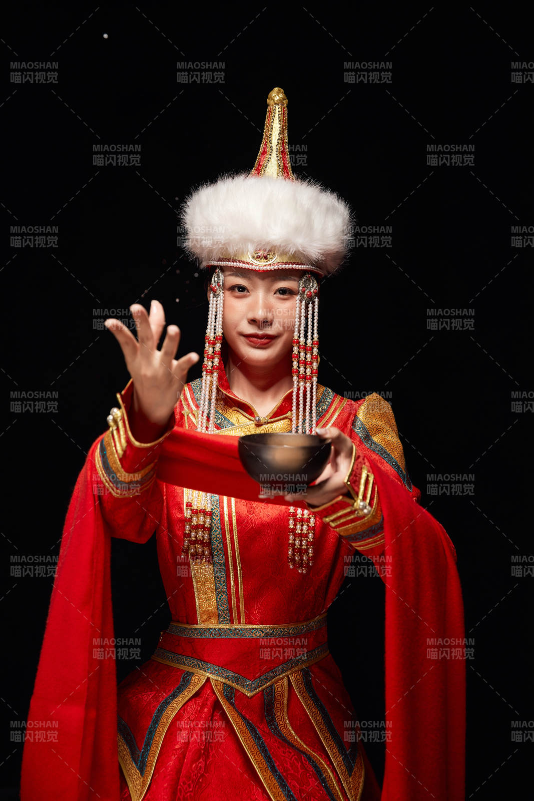 穿着蒙古族服饰的亚洲青年女性图片