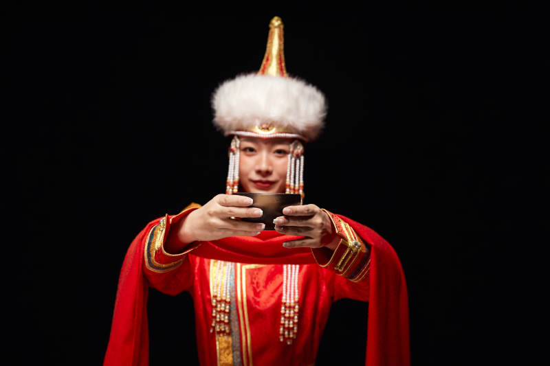 穿着蒙古族服饰的亚洲青年女性图片