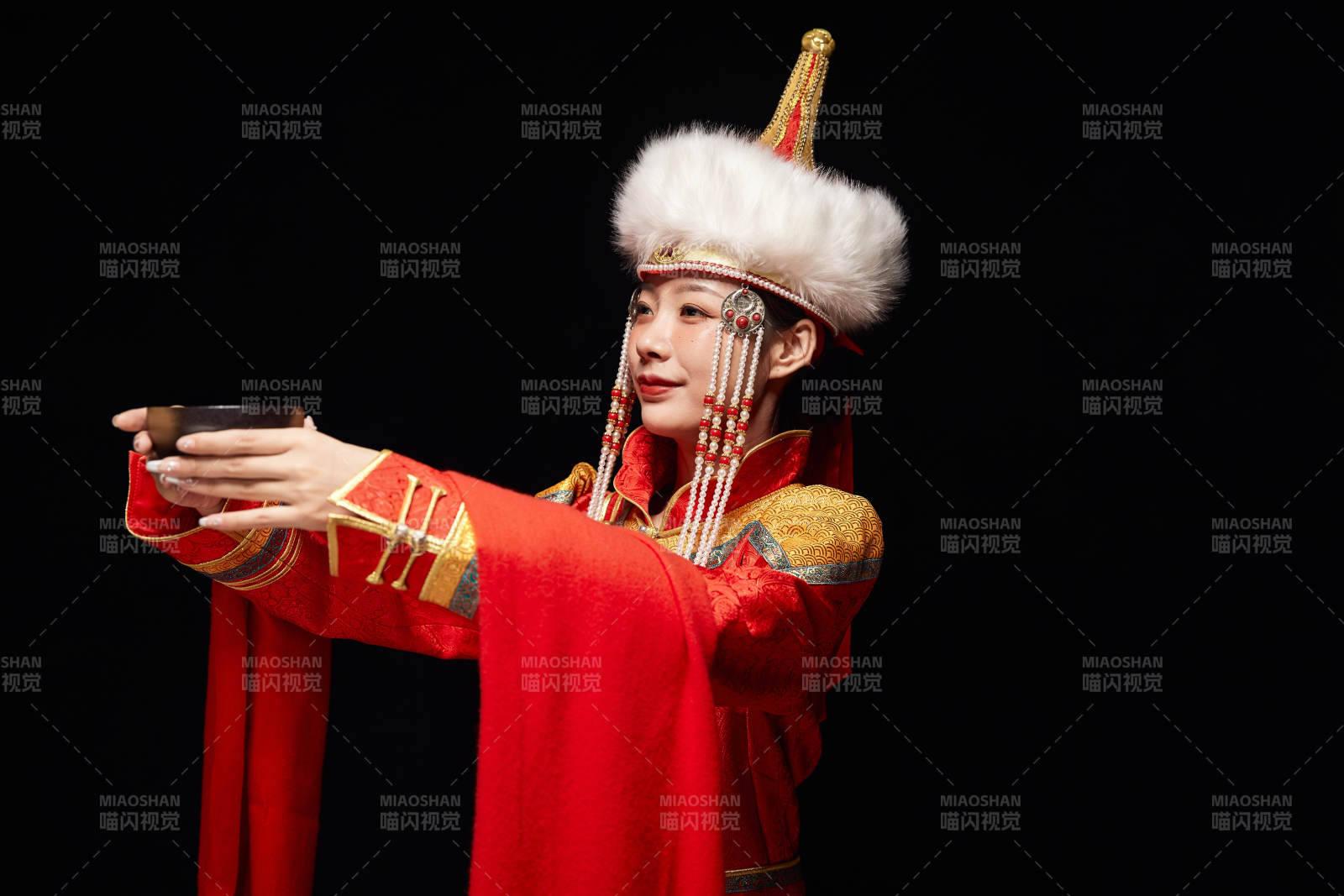 穿着蒙古族服饰的亚洲青年女性图片