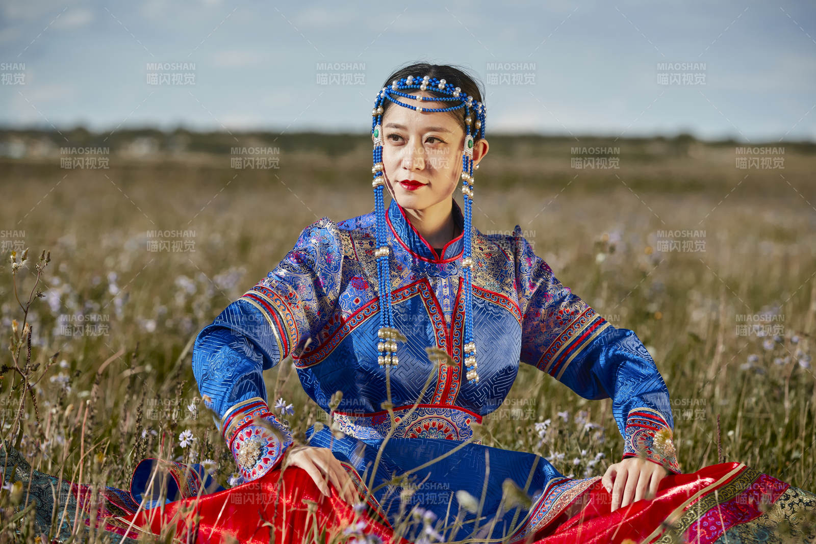 草原上身穿豪华蒙古族服饰的蒙族少女图片