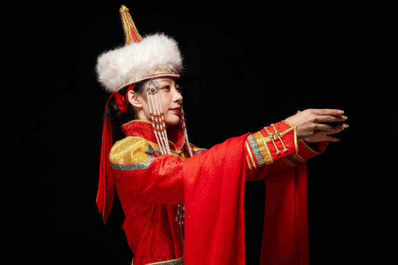 穿着蒙古族服饰的亚洲青年女性图片