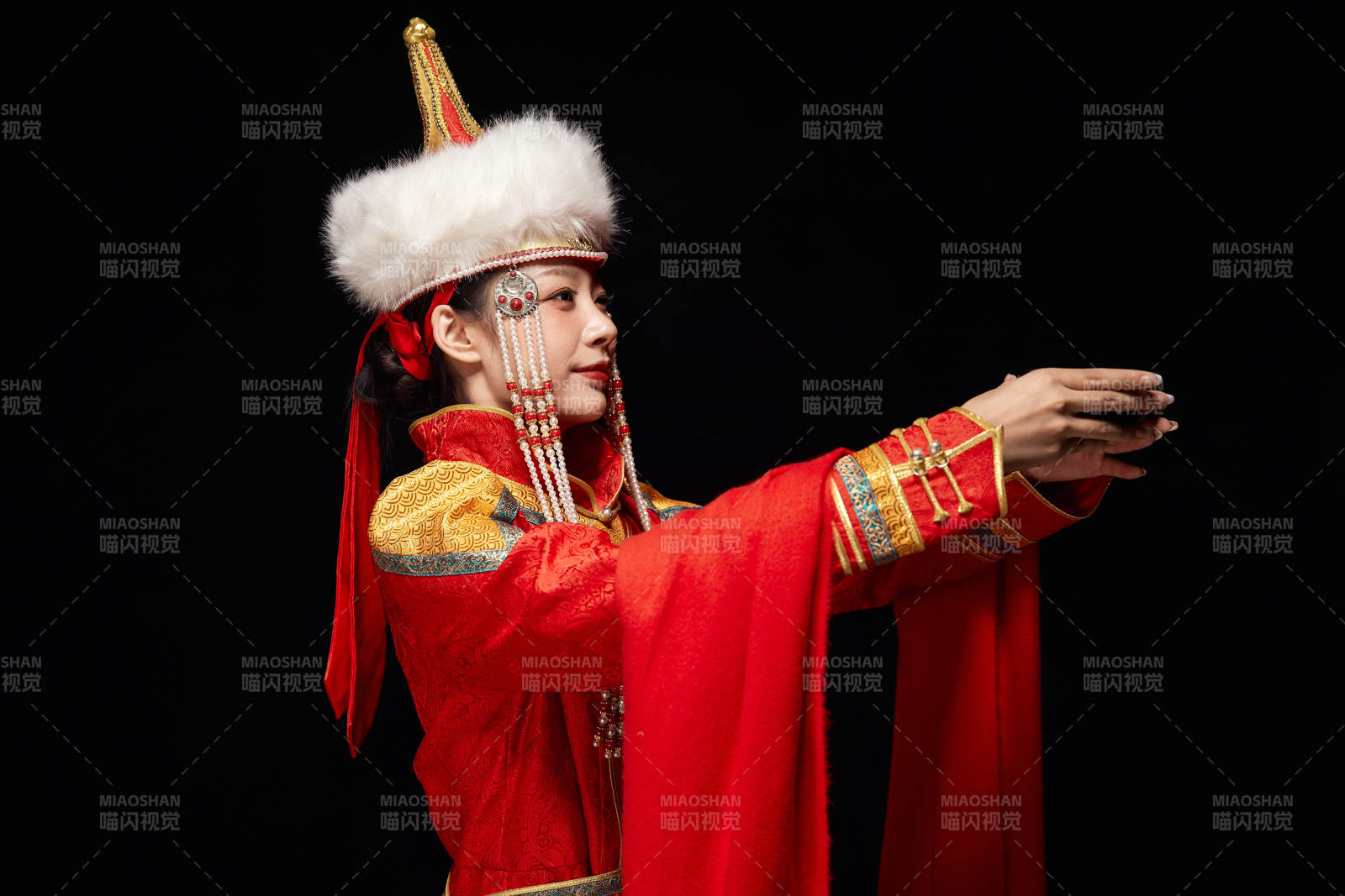 穿着蒙古族服饰的亚洲青年女性图片