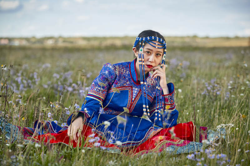 草原上身穿豪华蒙古族服饰的蒙族少女图片