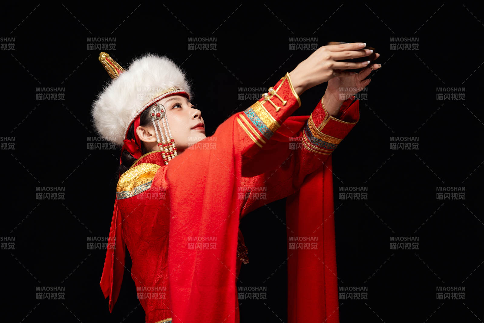 穿着蒙古族服饰的亚洲青年女性图片