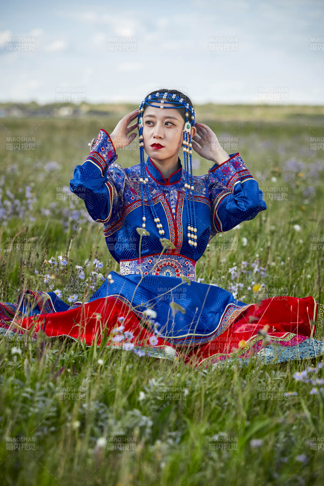 草原上身穿豪华蒙古族服饰的蒙族少女图片