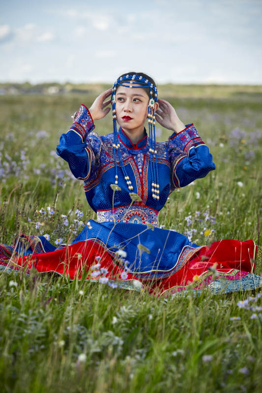 草原上身穿豪华蒙古族服饰的蒙族少女图片