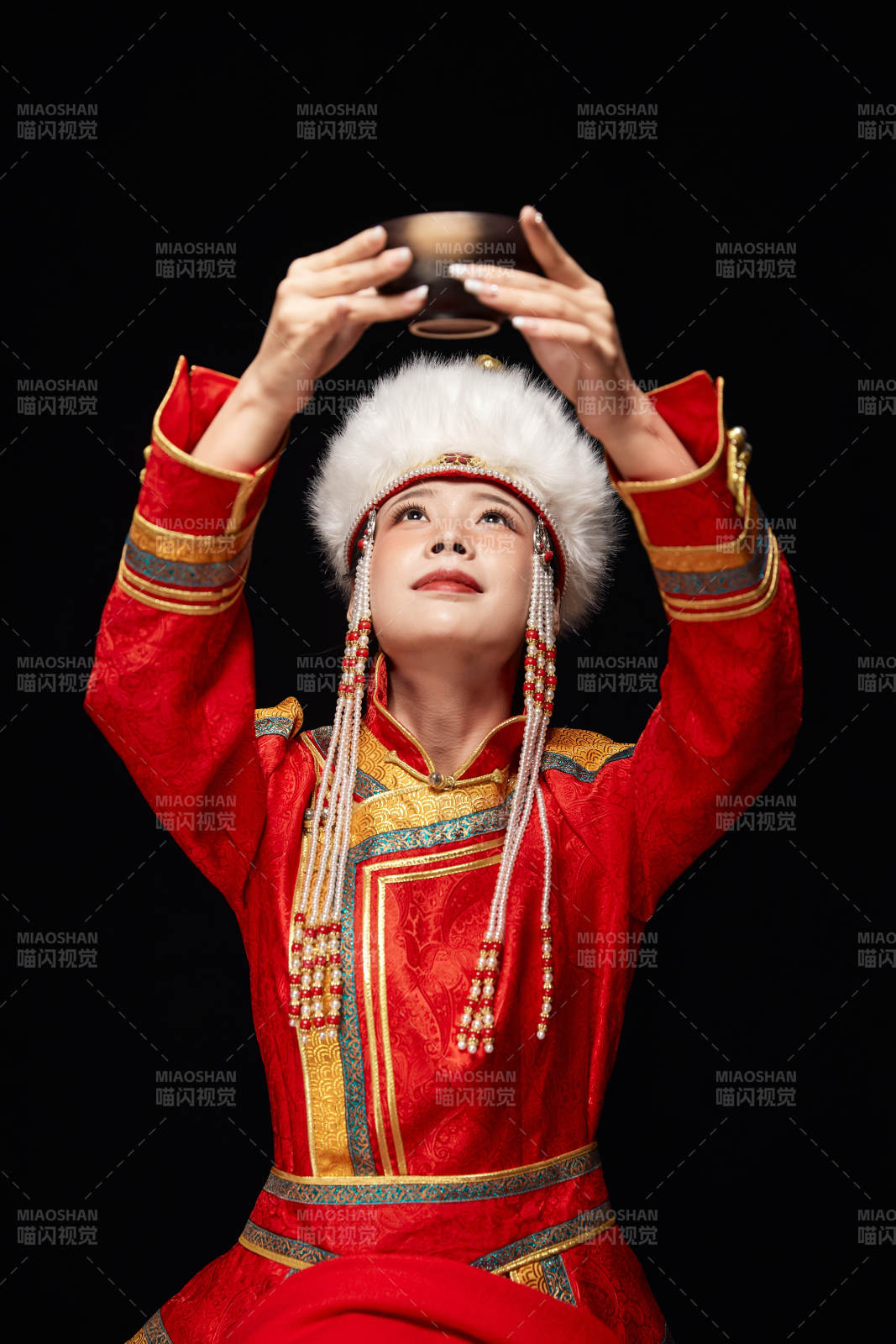 穿着蒙古族服饰的亚洲青年女性图片