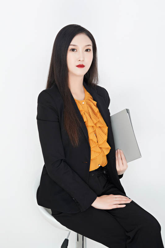 白色背景下的美丽商务女性肖像图片