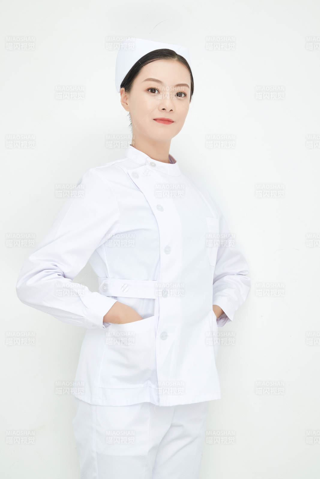 身穿护士的年轻女性医护人员图片