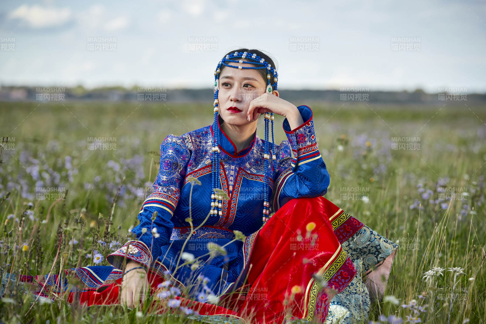 草原上身穿豪华蒙古族服饰的蒙族少女图片