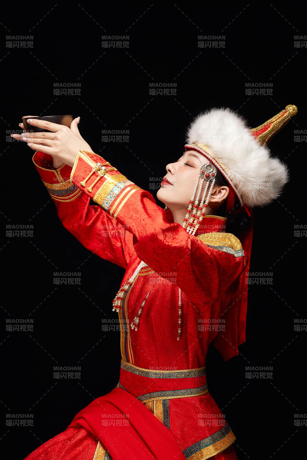 穿着蒙古族服饰的亚洲青年女性图片