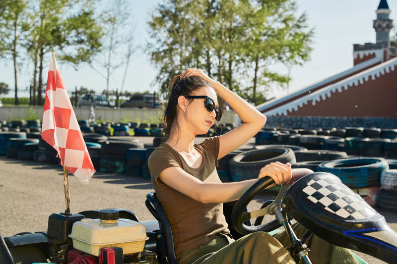 在游乐场卡丁赛道上驾驶卡丁车的美女图片