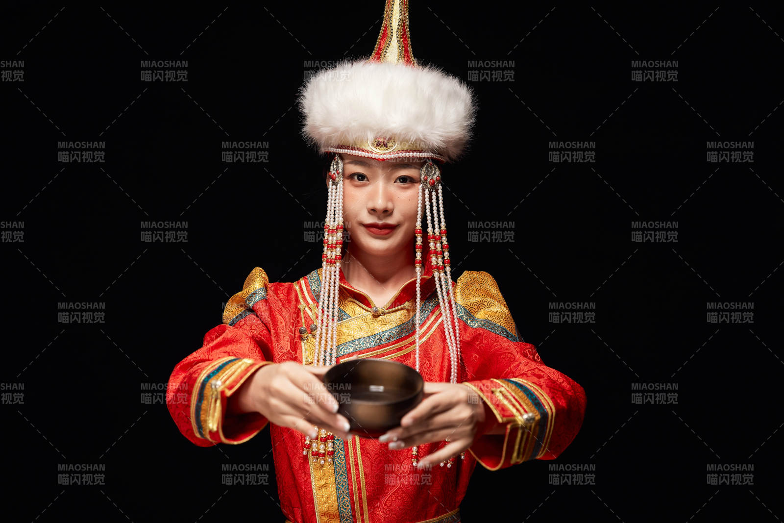 穿着蒙古族服饰的亚洲青年女性图片