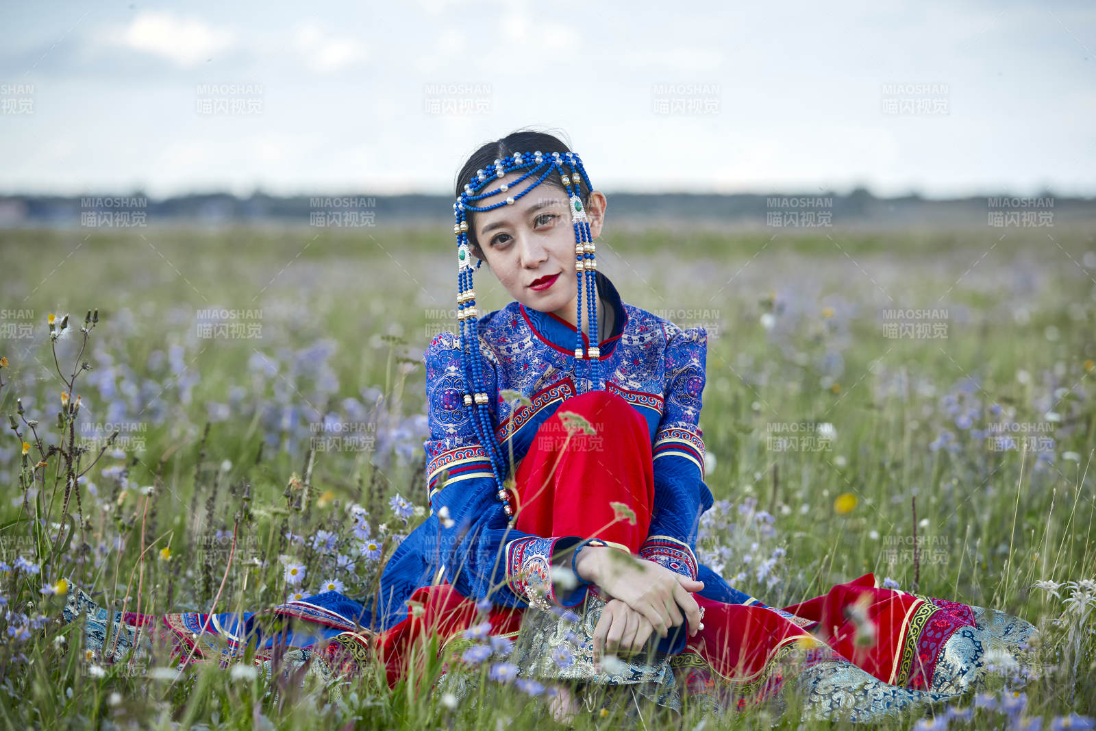 草原上身穿豪华蒙古族服饰的蒙族少女图片