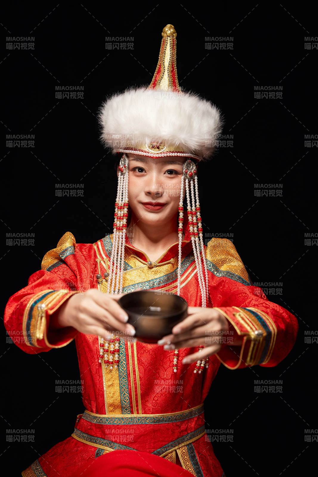 穿着蒙古族服饰的亚洲青年女性图片