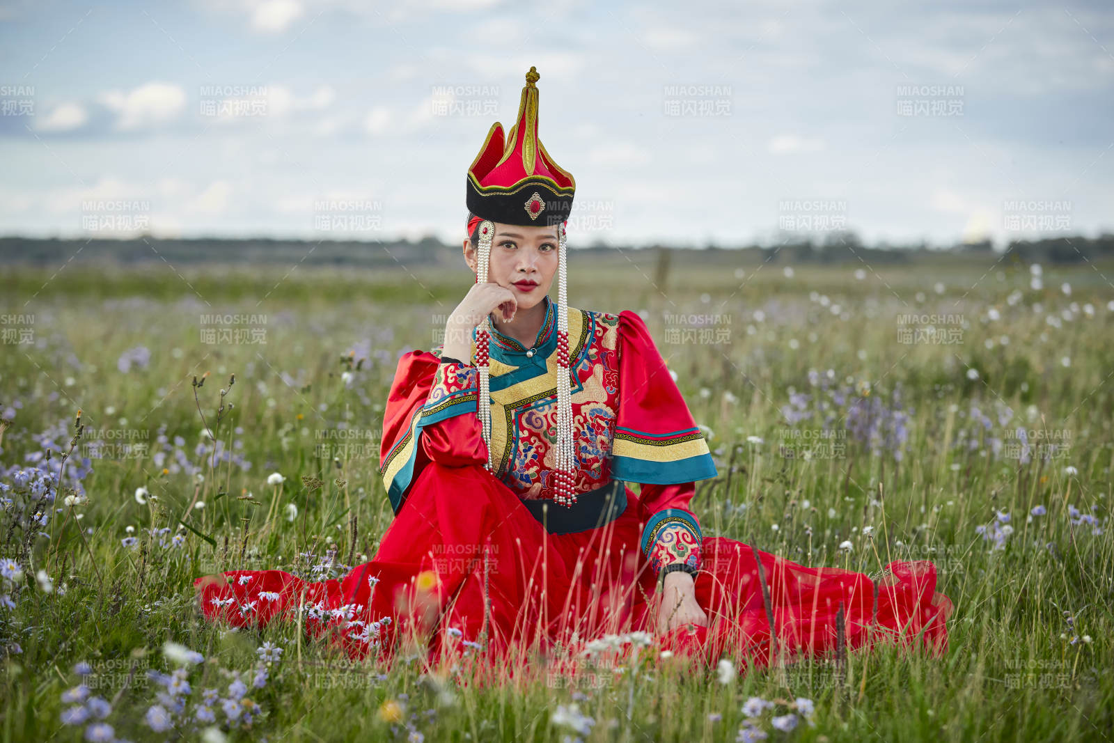 草原上身穿豪华蒙古族服饰的蒙族少女图片