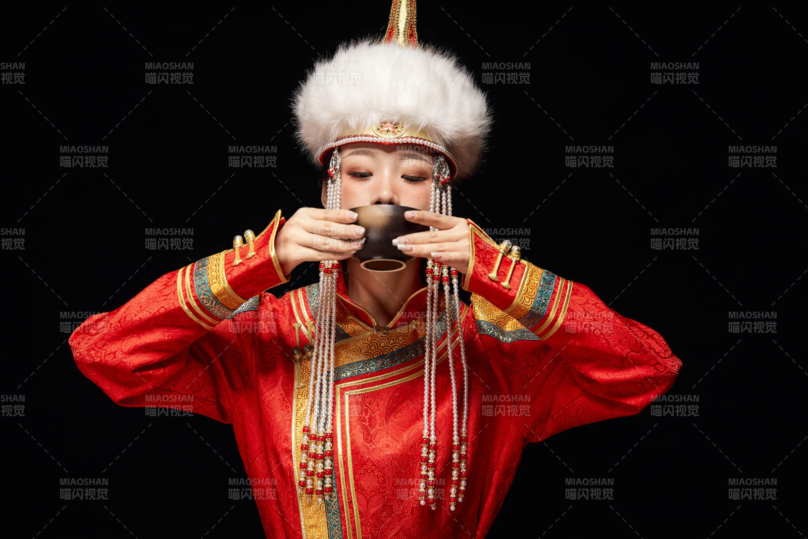 穿着蒙古族服饰的亚洲青年女性图片