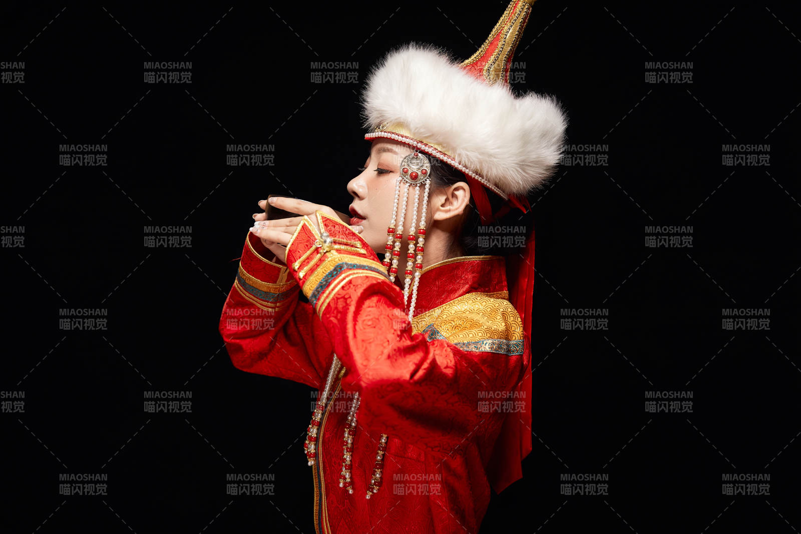 穿着蒙古族服饰的亚洲青年女性图片