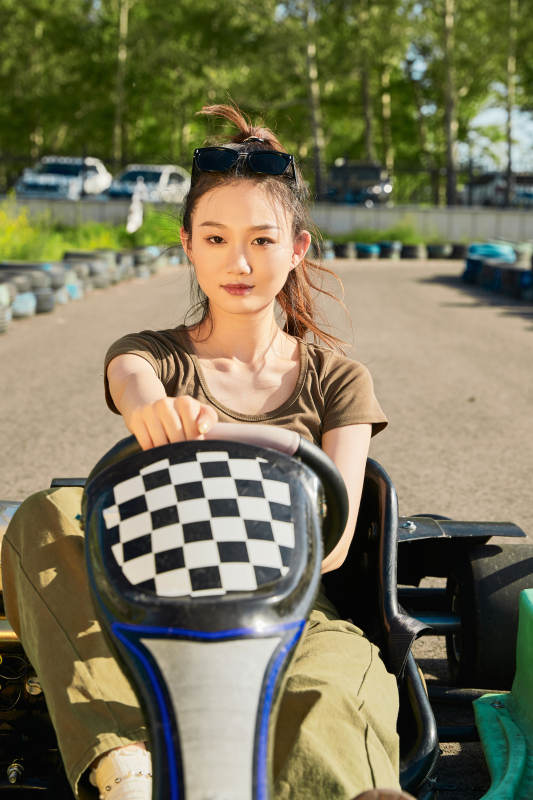 在游乐场卡丁赛道上驾驶卡丁车的美女图片