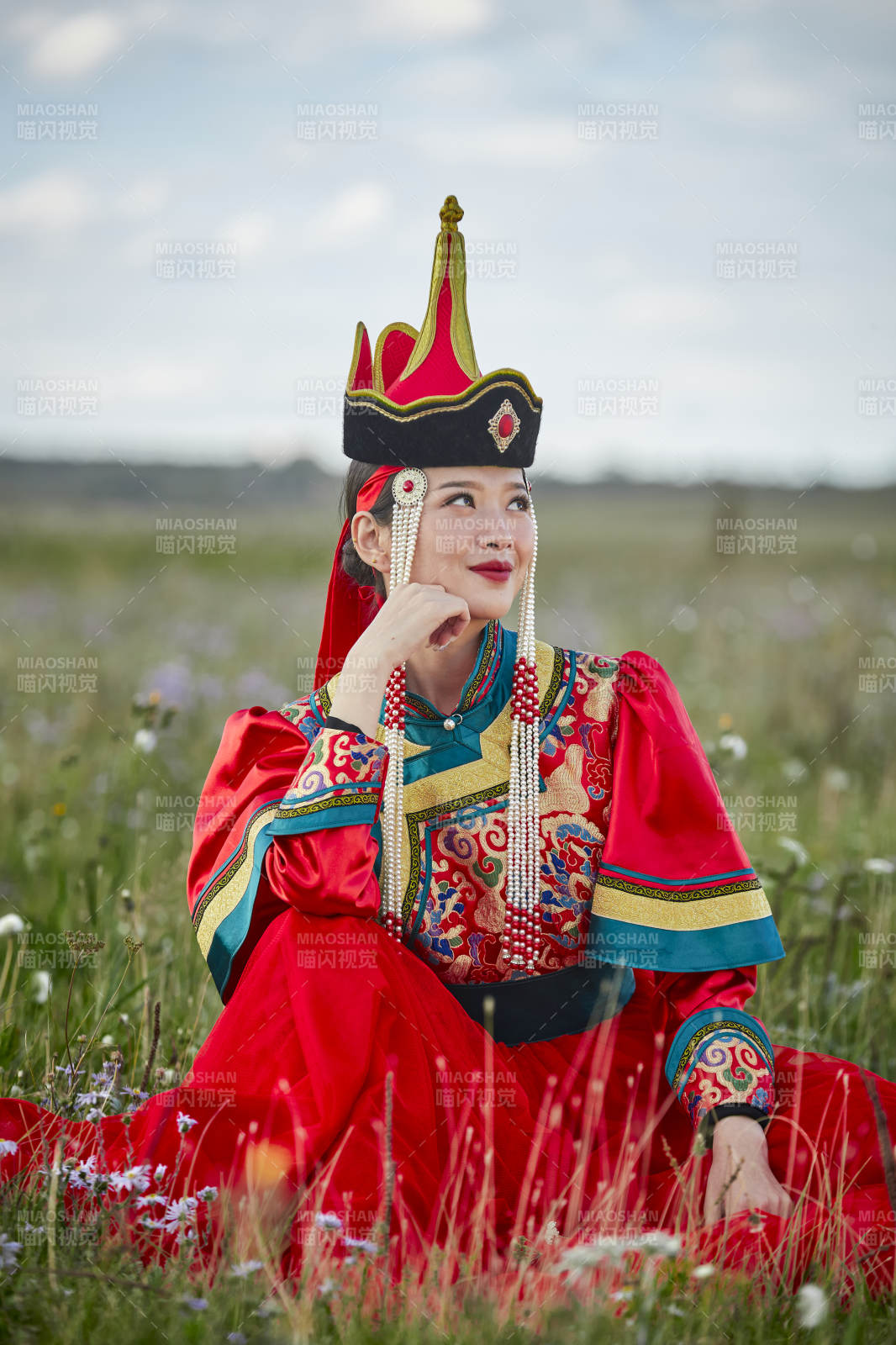 草原上身穿豪华蒙古族服饰的蒙族少女图片