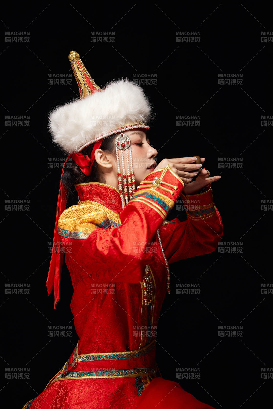 穿着蒙古族服饰的亚洲青年女性图片