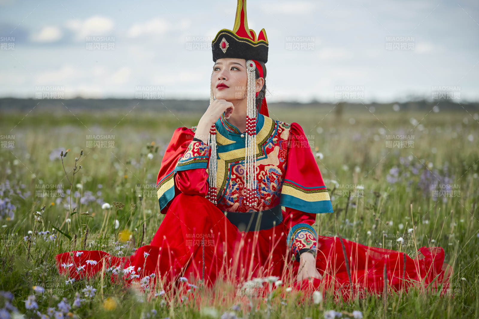 草原上身穿豪华蒙古族服饰的蒙族少女图片