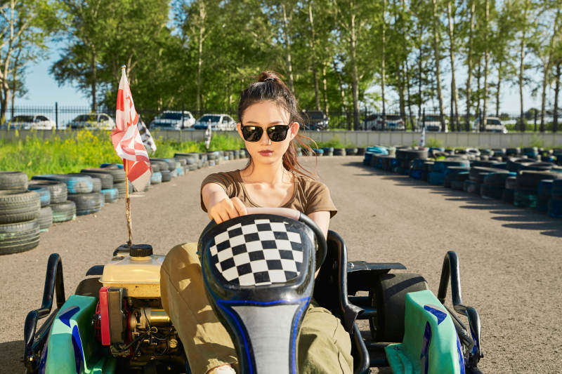 在游乐场卡丁赛道上驾驶卡丁车的美女图片