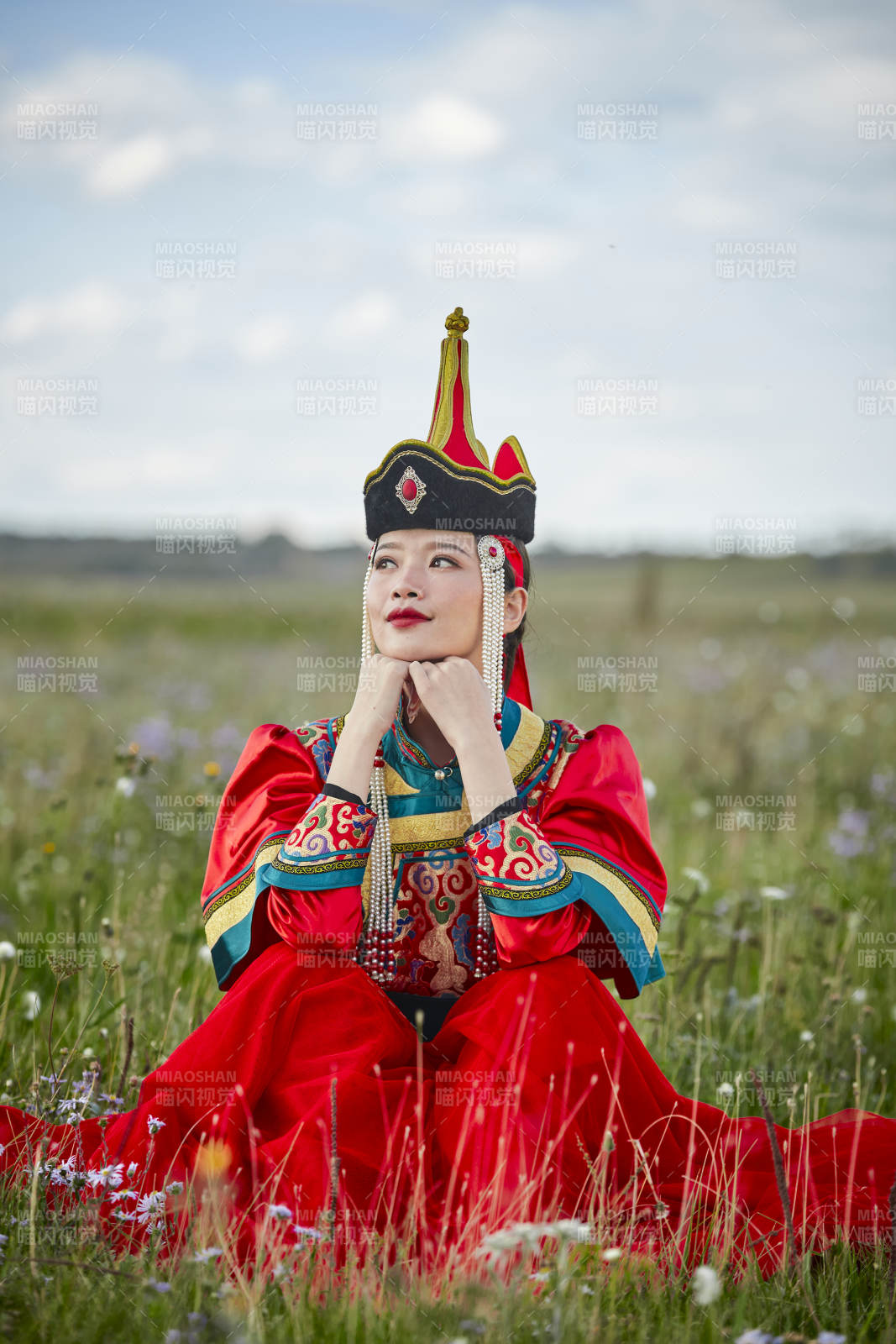 草原上身穿豪华蒙古族服饰的蒙族少女图片