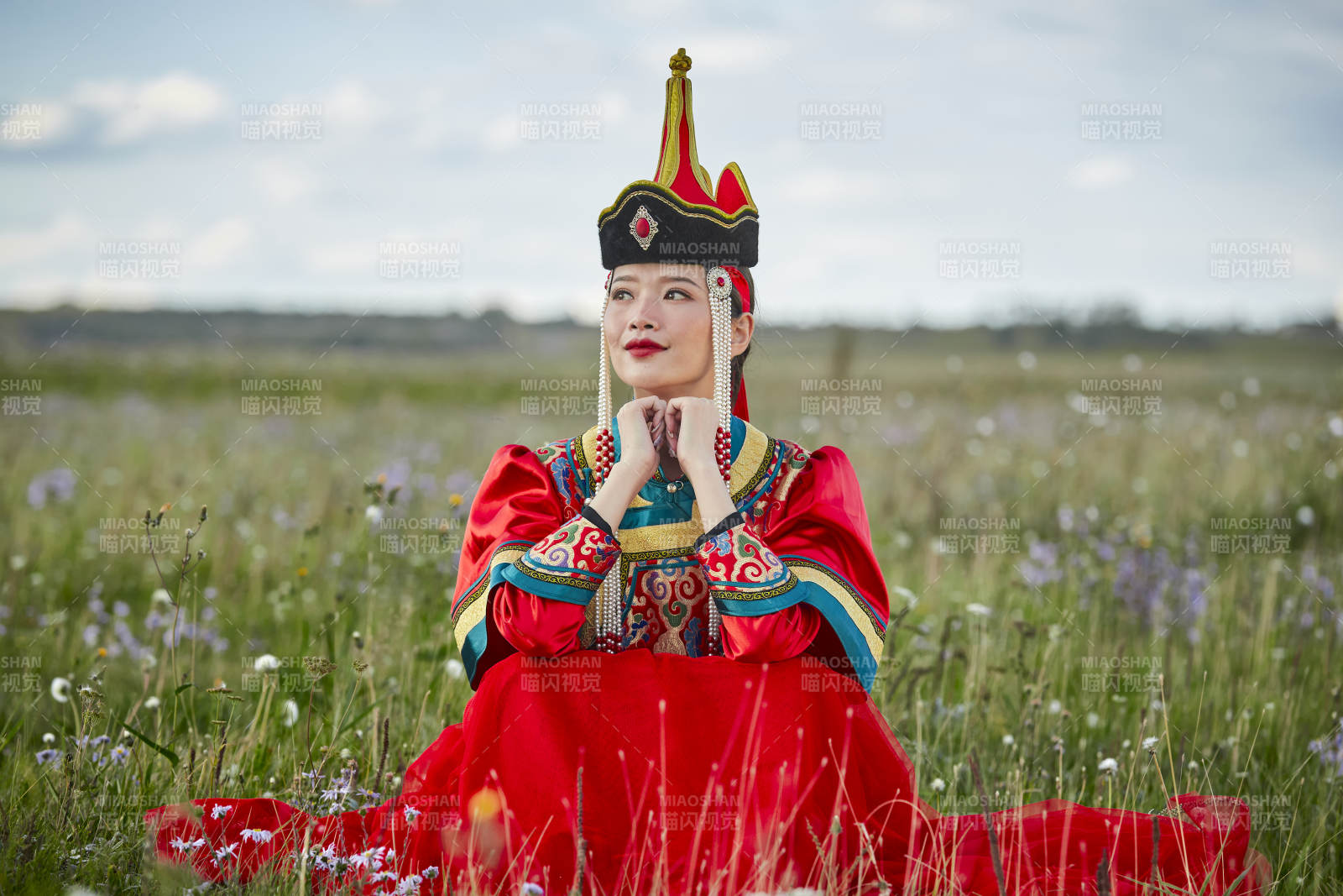 草原上身穿豪华蒙古族服饰的蒙族少女图片