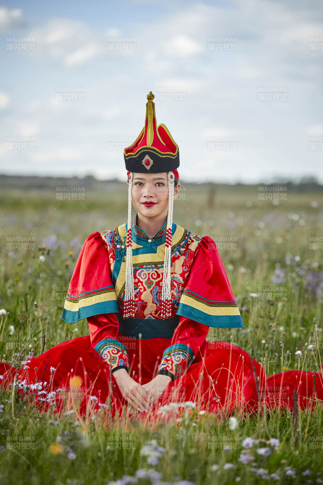 草原上身穿豪华蒙古族服饰的蒙族少女图片