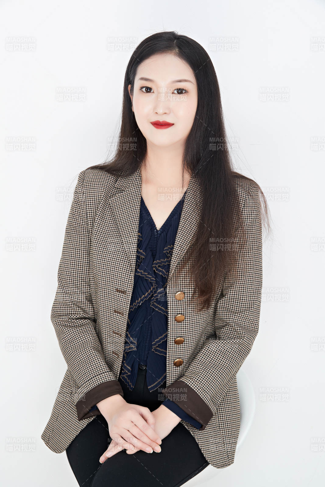 白色背景下的美丽商务女性肖像图片