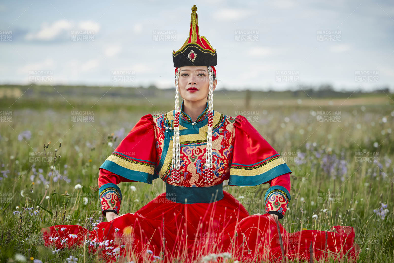 草原上身穿豪华蒙古族服饰的蒙族少女图片